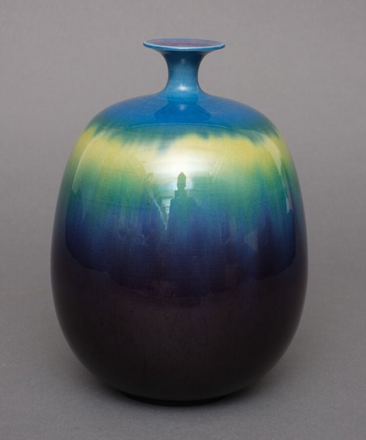JAPON - XXème siècle - Grand vase en porcelaine de Kutani , à petit col fin , à…
