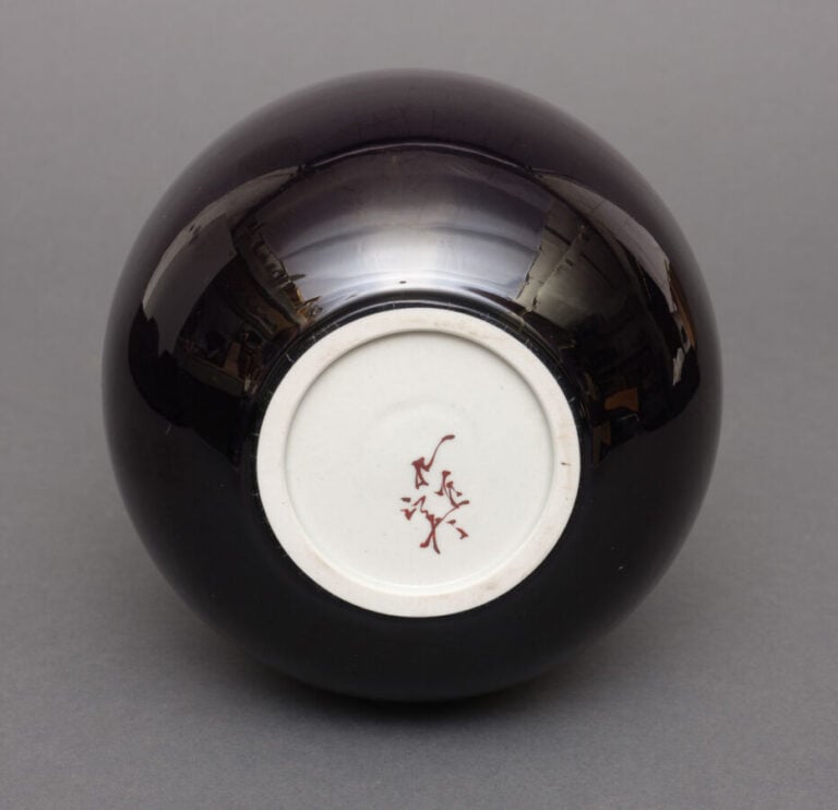 JAPON - XXème siècle - Grand vase en porcelaine de Kutani , à petit col fin , à…