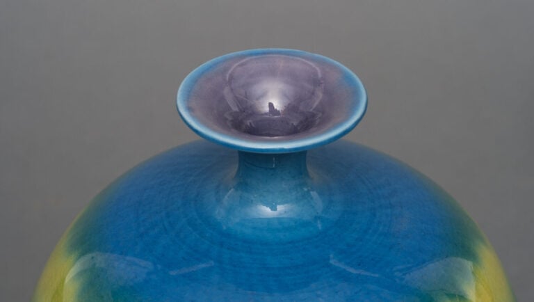 JAPON - XXème siècle - Grand vase en porcelaine de Kutani , à petit col fin , à…