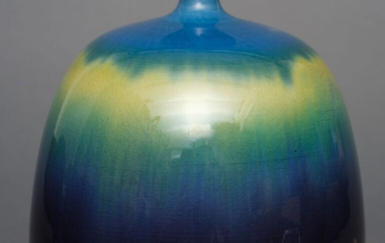 JAPON - XXème siècle - Grand vase en porcelaine de Kutani , à petit col fin , à…