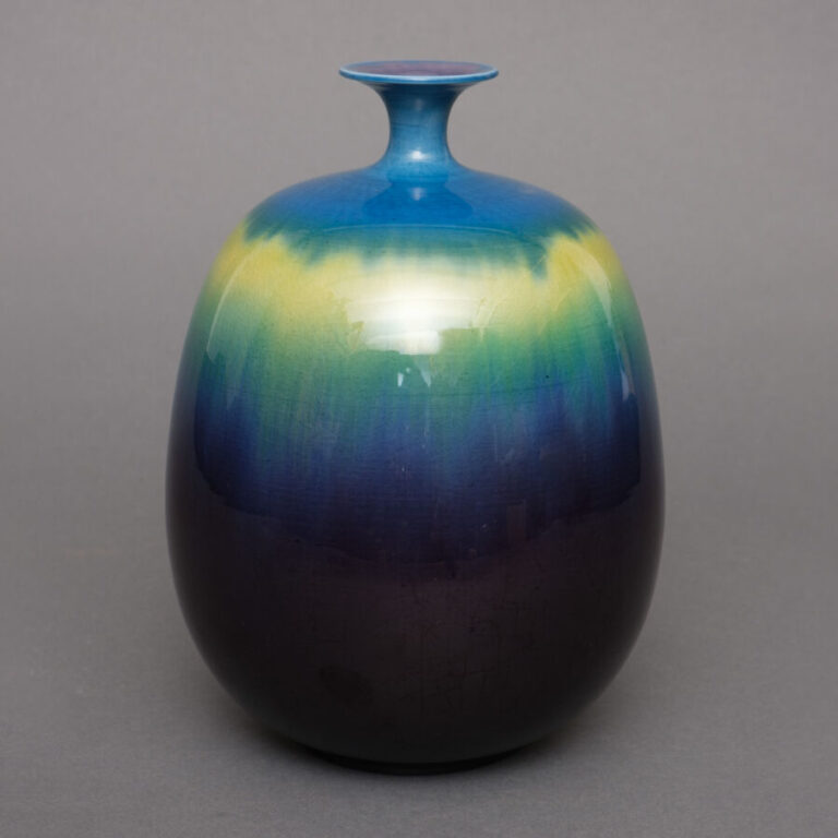 JAPON - XXème siècle - Grand vase en porcelaine de Kutani , à petit col fin , à…