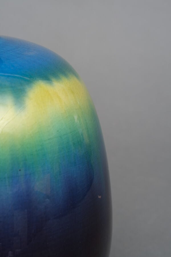 JAPON - XXème siècle - Grand vase en porcelaine de Kutani , à petit col fin , à…
