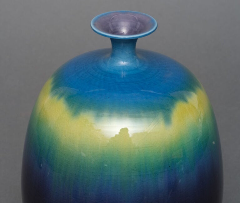 JAPON - XXème siècle - Grand vase en porcelaine de Kutani , à petit col fin , à…