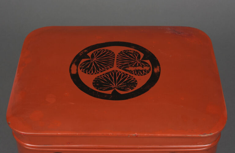 JAPON - XXème siècle - Grande boîte à pique-nique rectangulaire en bois laqué r…