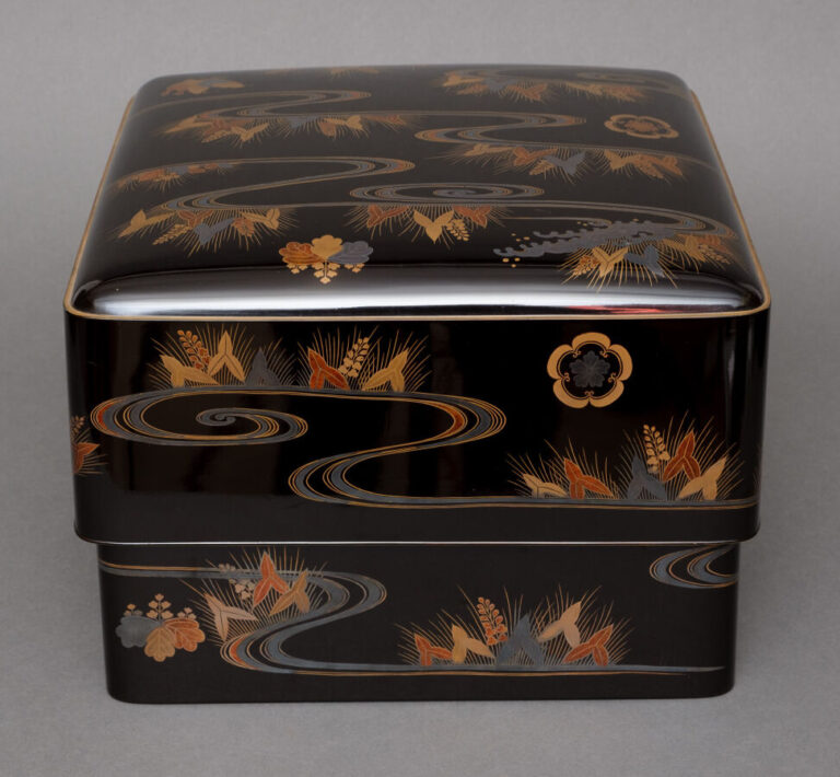 JAPON - XXème siècle - Grande boîte en laque noire (rôiro'urushi) ornée d'un hi…