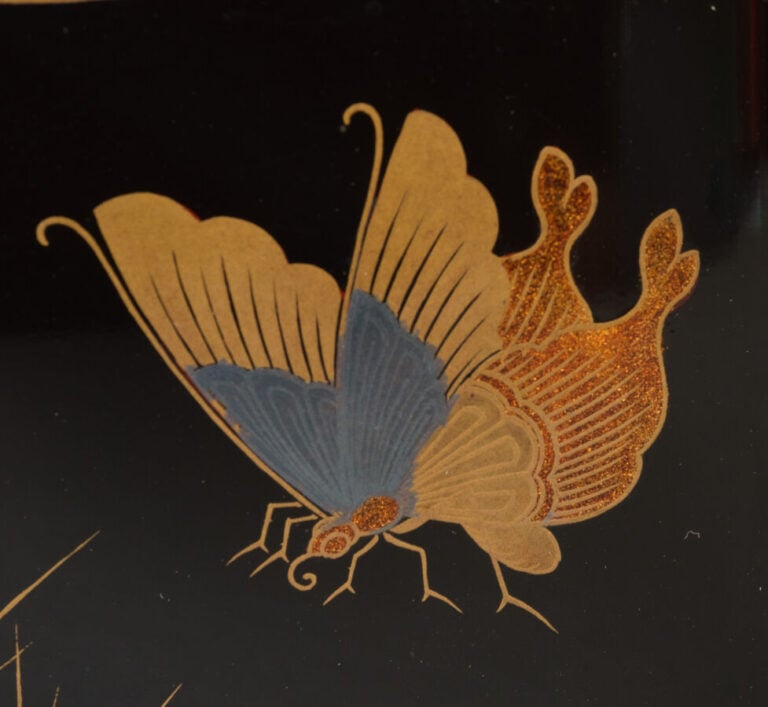 JAPON - XXème siècle - Grande boîte en laque noire (rôiro'urushi) ornée d'un hi…