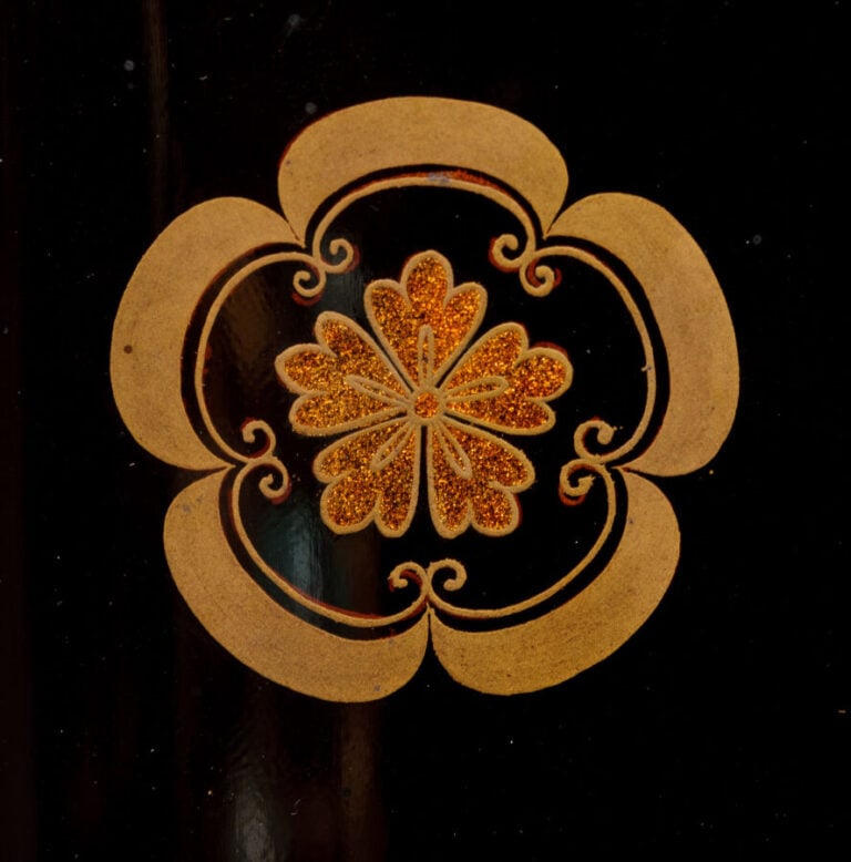 JAPON - XXème siècle - Grande boîte en laque noire (rôiro'urushi) ornée d'un hi…