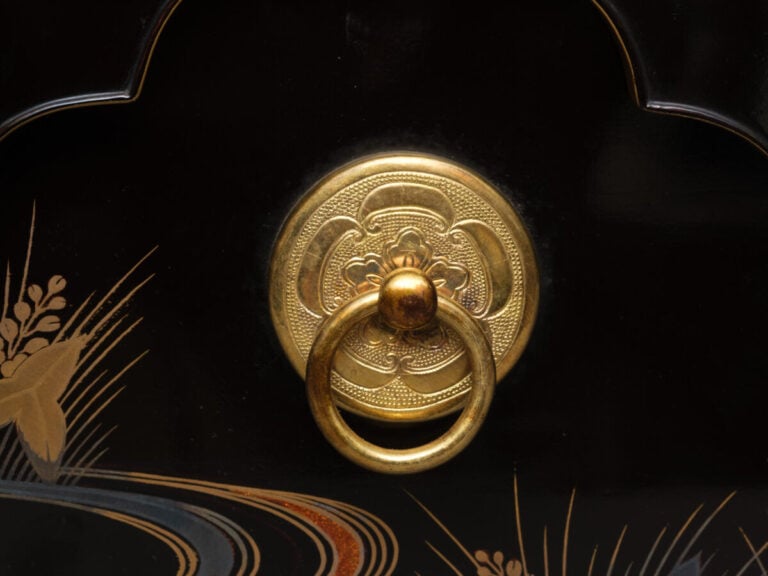 JAPON - XXème siècle - Grande boîte en laque noire (rôiro'urushi) ornée d'un hi…