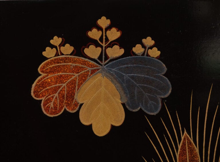 JAPON - XXème siècle - Grande boîte en laque noire (rôiro'urushi) ornée d'un hi…