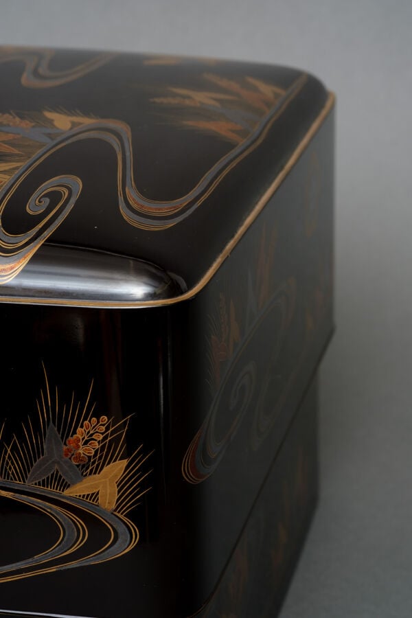 JAPON - XXème siècle - Grande boîte en laque noire (rôiro'urushi) ornée d'un hi…