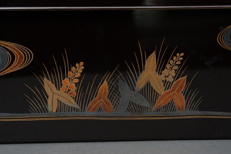 JAPON - XXème siècle - Grande boîte en laque noire (rôiro'urushi) ornée d'un hi…