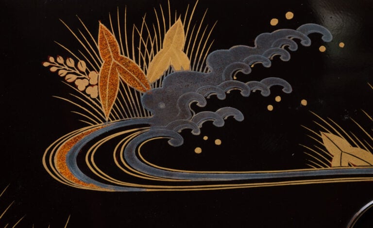 JAPON - XXème siècle - Grande boîte en laque noire (rôiro'urushi) ornée d'un hi…
