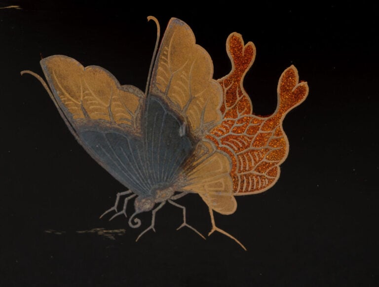 JAPON - XXème siècle - Grande boîte en laque noire (rôiro'urushi) ornée d'un hi…