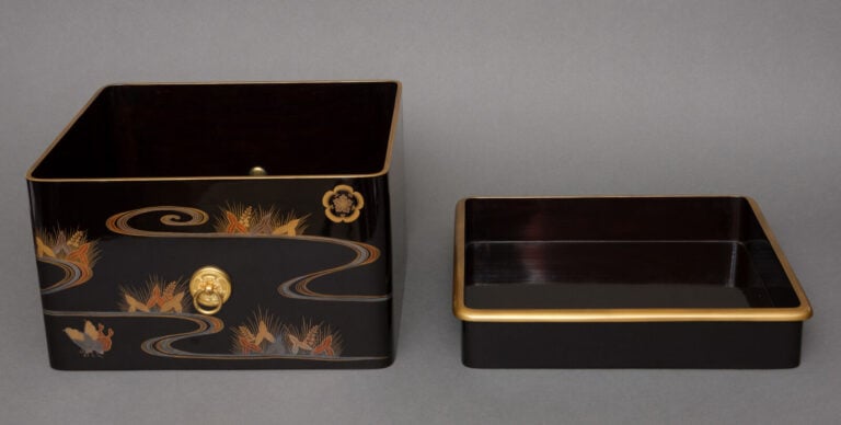 JAPON - XXème siècle - Grande boîte en laque noire (rôiro'urushi) ornée d'un hi…