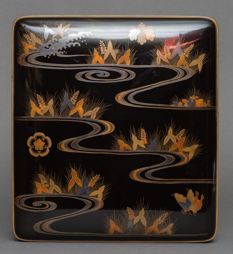 JAPON - XXème siècle - Grande boîte en laque noire (rôiro'urushi) ornée d'un hi…