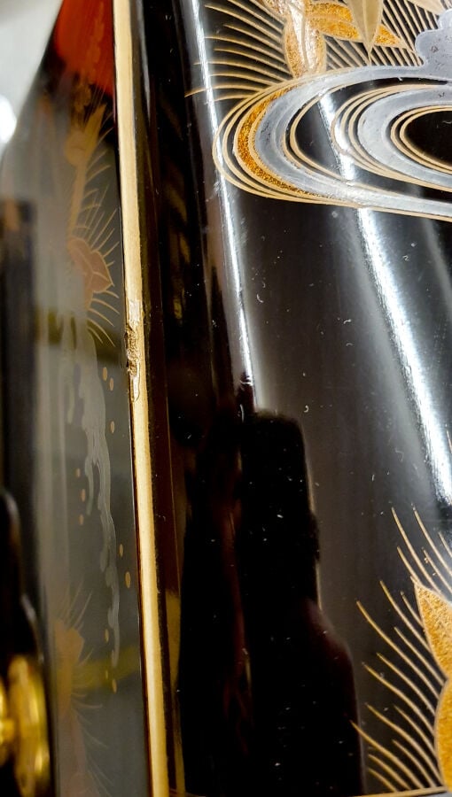 JAPON - XXème siècle - Grande boîte en laque noire (rôiro'urushi) ornée d'un hi…