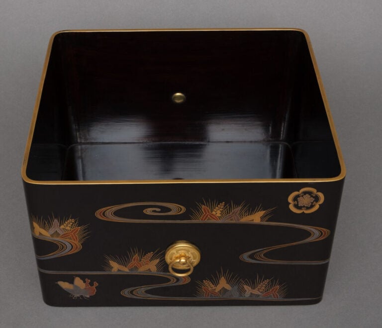 JAPON - XXème siècle - Grande boîte en laque noire (rôiro'urushi) ornée d'un hi…