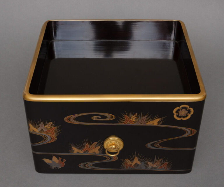 JAPON - XXème siècle - Grande boîte en laque noire (rôiro'urushi) ornée d'un hi…