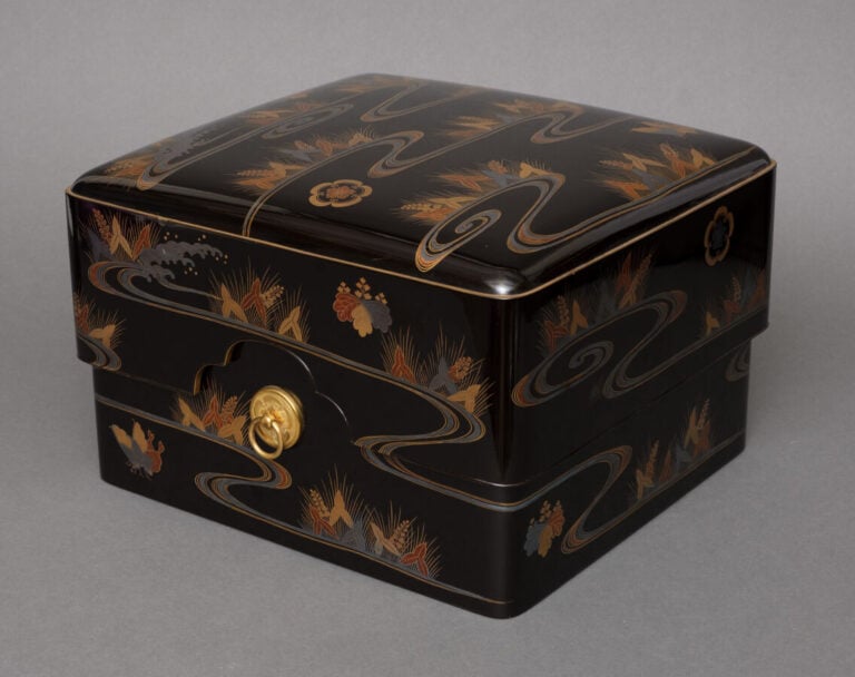 JAPON - XXème siècle - Grande boîte en laque noire (rôiro'urushi) ornée d'un hi…