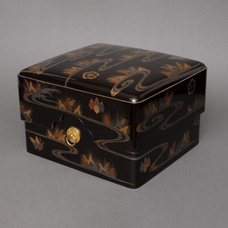 JAPON - XXème siècle - Grande boîte en laque noire (rôiro'urushi) ornée d'un hi…