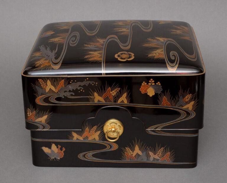 JAPON - XXème siècle - Grande boîte en laque noire (rôiro'urushi) ornée d'un hi…