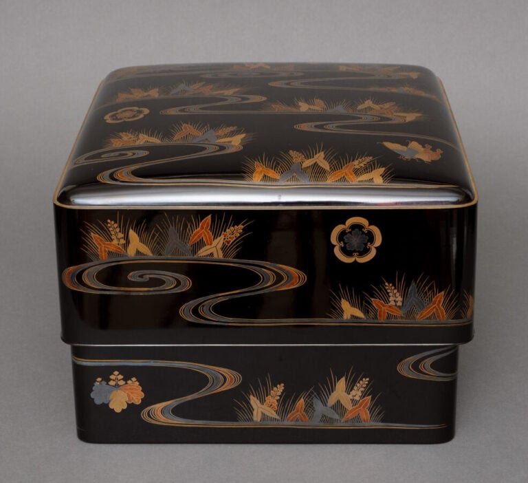 JAPON - XXème siècle - Grande boîte en laque noire (rôiro'urushi) ornée d'un hi…