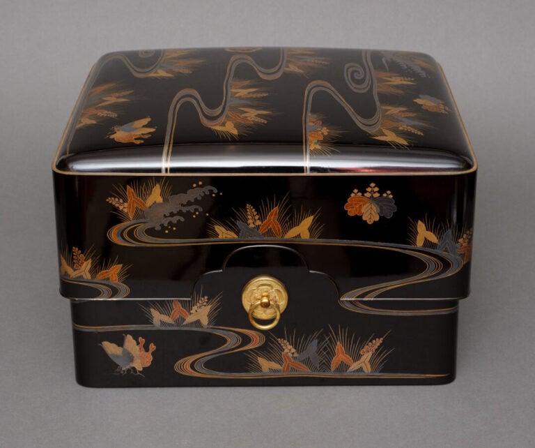 JAPON - XXème siècle - Grande boîte en laque noire (rôiro'urushi) ornée d'un hi…