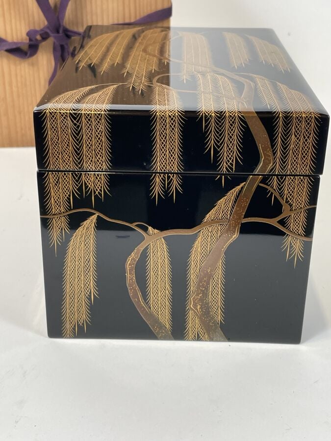 JAPON - XXème siècle - Joli coffret en laque noire, à décor de saule pleureur e…