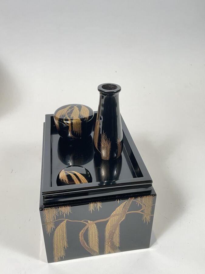 JAPON - XXème siècle - Joli coffret en laque noire, à décor de saule pleureur e…