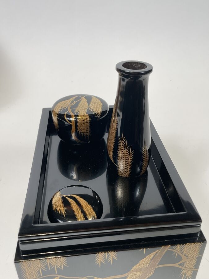 JAPON - XXème siècle - Joli coffret en laque noire, à décor de saule pleureur e…