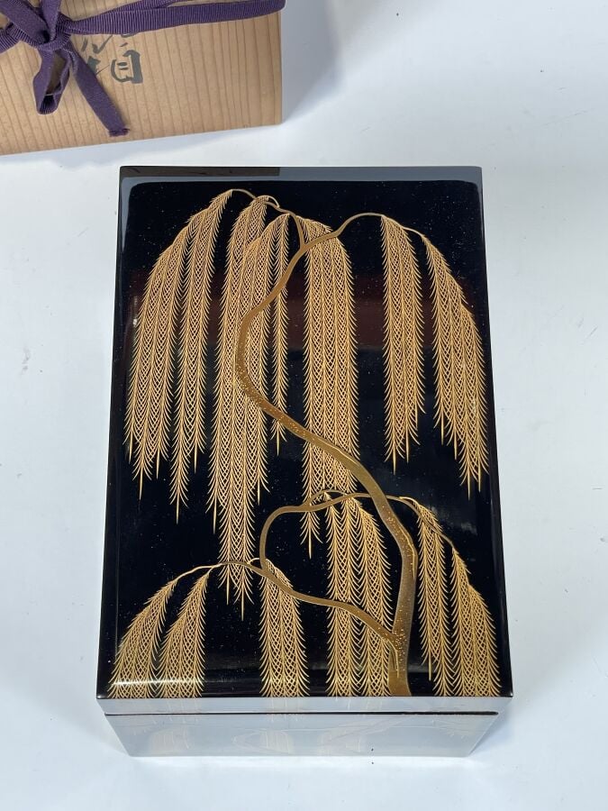 JAPON - XXème siècle - Joli coffret en laque noire, à décor de saule pleureur e…