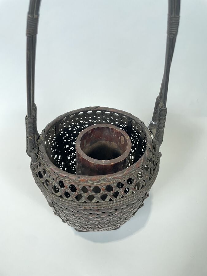 JAPON- XXème siècle - Joli panier pour arrangement floral ikebana en bambou bru…