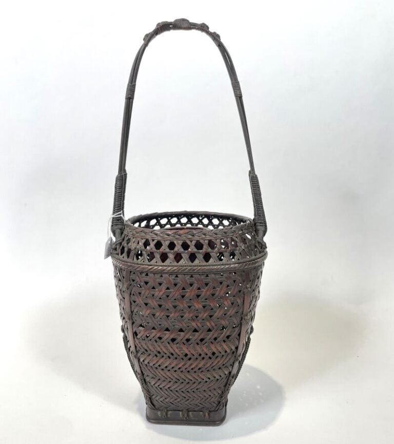 JAPON- XXème siècle - Joli panier pour arrangement floral ikebana en bambou bru…
