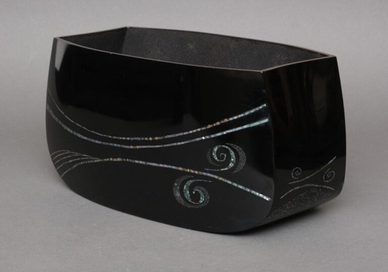 JAPON - XXème siècle - Joli vase bas en bois laqué noir, à motif en laque takam…