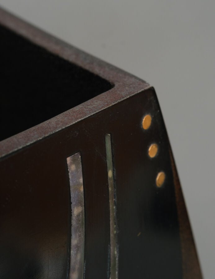 JAPON - XXème siècle - Joli vase bas en bois laqué noir, à motif en laque takam…