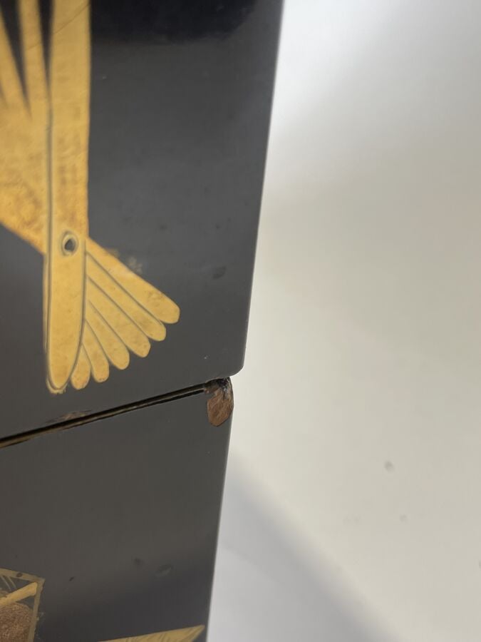 JAPON - XXème siècle - Jolie boîte à bento à quatre compartiments en laque noir…