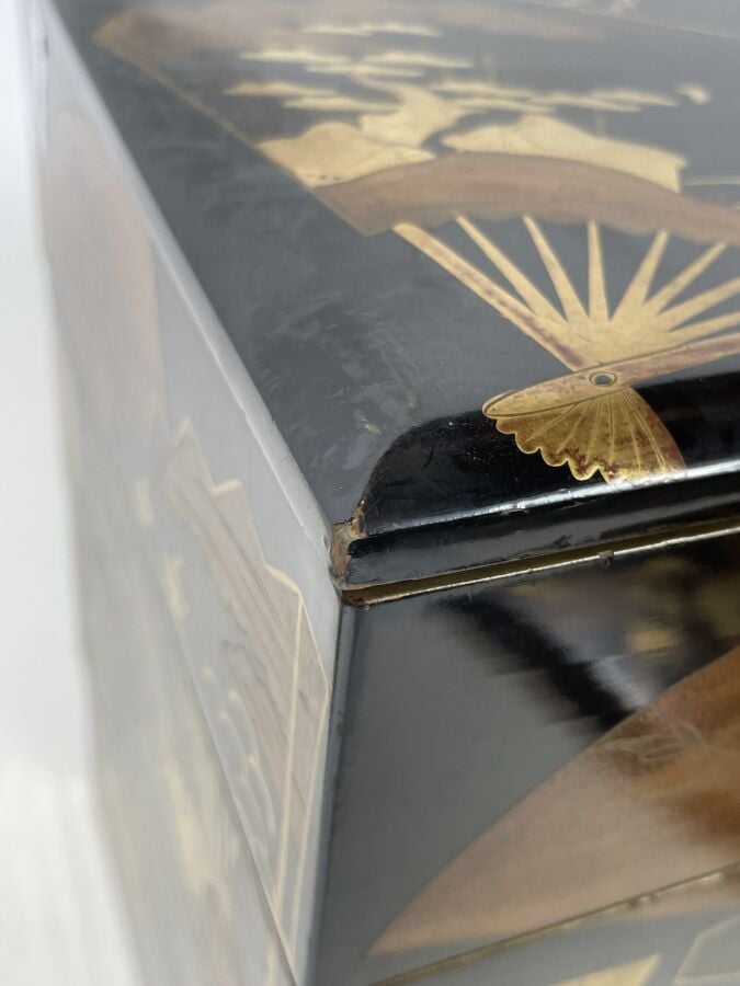 JAPON - XXème siècle - Jolie boîte à bento à quatre compartiments en laque noir…