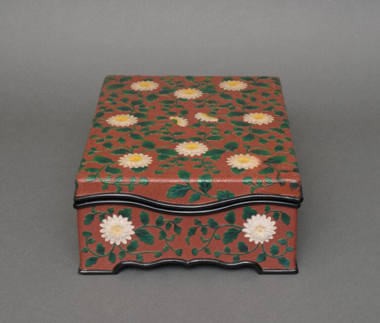 JAPON - XXème siècle - Jolie boîte rectangulaire en laque pour accessoires pers…
