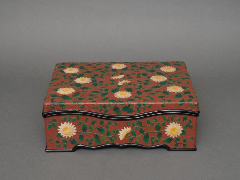 JAPON - XXème siècle - Jolie boîte rectangulaire en laque pour accessoires pers…