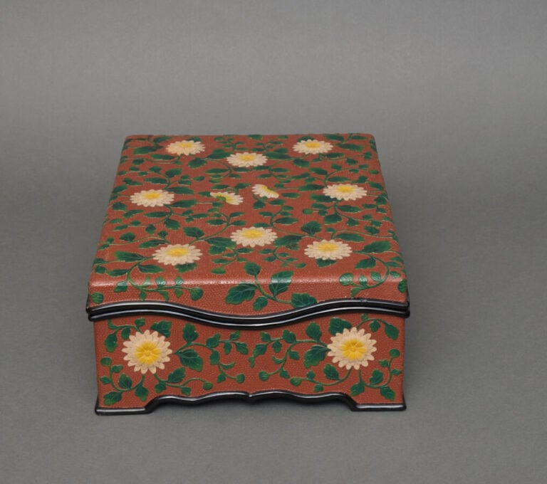 JAPON - XXème siècle - Jolie boîte rectangulaire en laque pour accessoires pers…