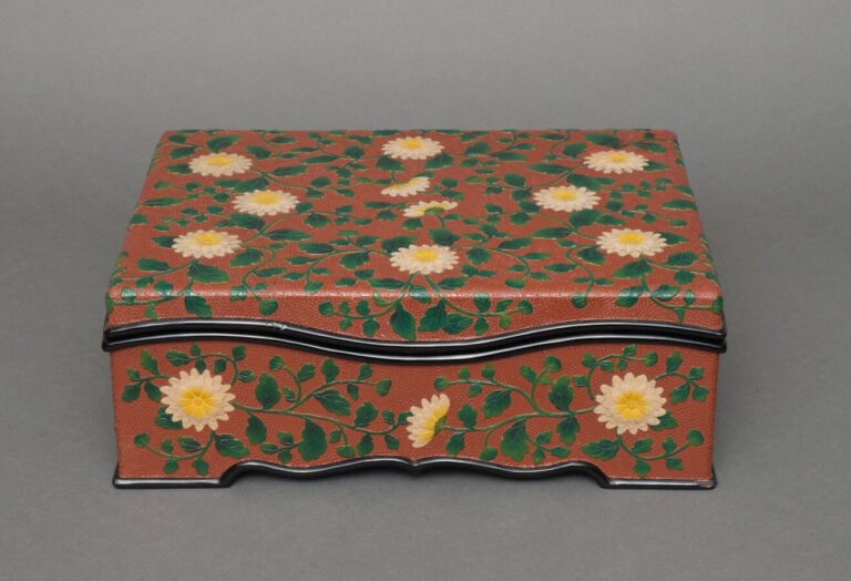 JAPON - XXème siècle - Jolie boîte rectangulaire en laque pour accessoires pers…