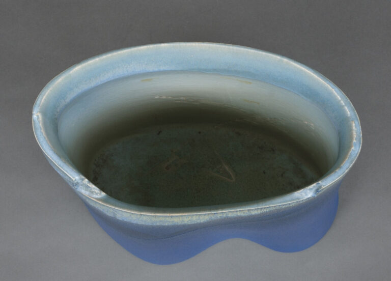 JAPON- XXème siècle - Large vase en céramique de forme irrégulière , à décor gr…