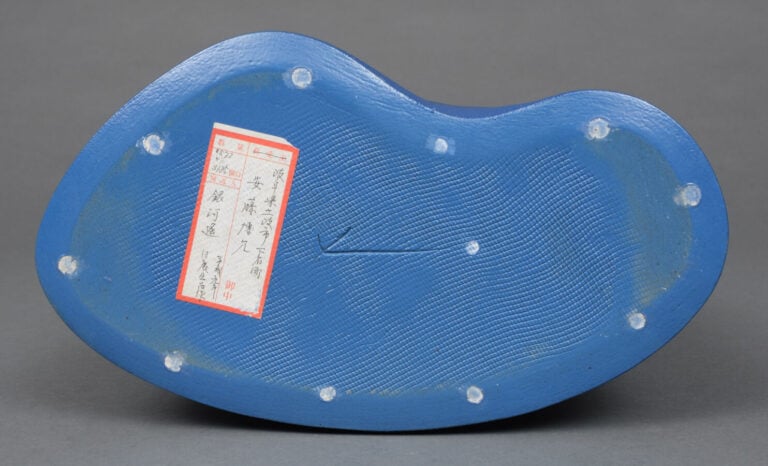 JAPON- XXème siècle - Large vase en céramique de forme irrégulière , à décor gr…