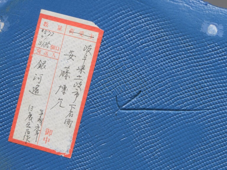 JAPON- XXème siècle - Large vase en céramique de forme irrégulière , à décor gr…