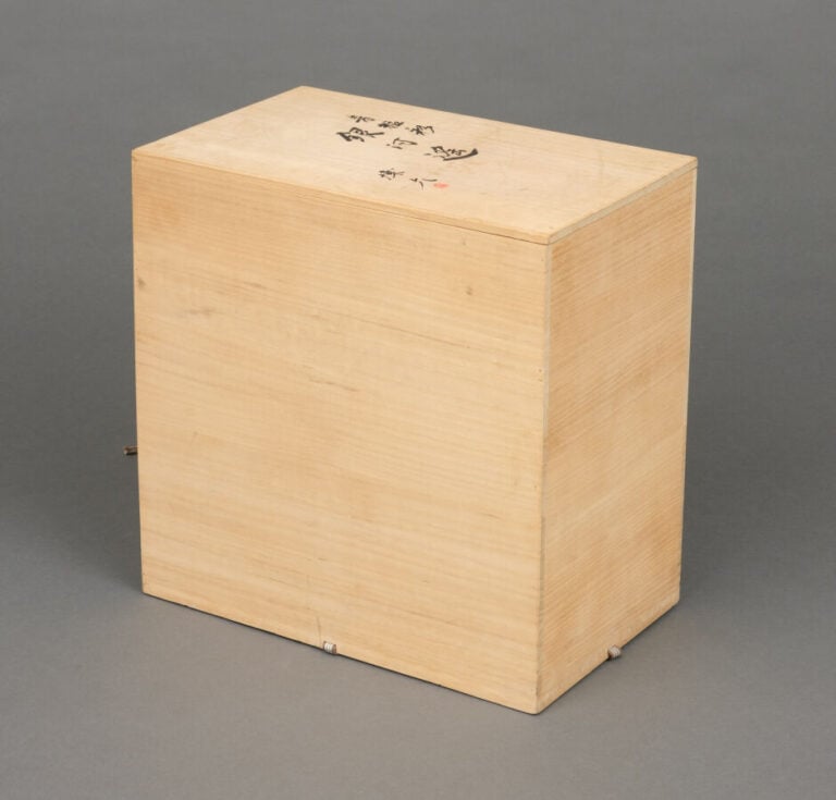 JAPON- XXème siècle - Large vase en céramique de forme irrégulière , à décor gr…