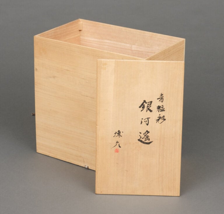 JAPON- XXème siècle - Large vase en céramique de forme irrégulière , à décor gr…