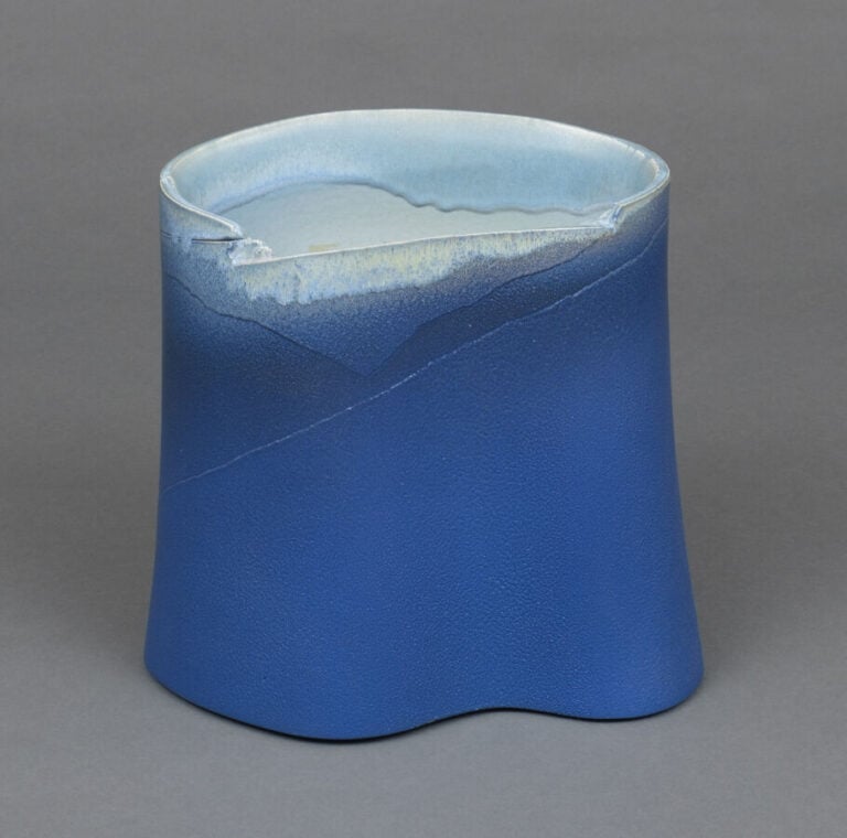 JAPON- XXème siècle - Large vase en céramique de forme irrégulière , à décor gr…