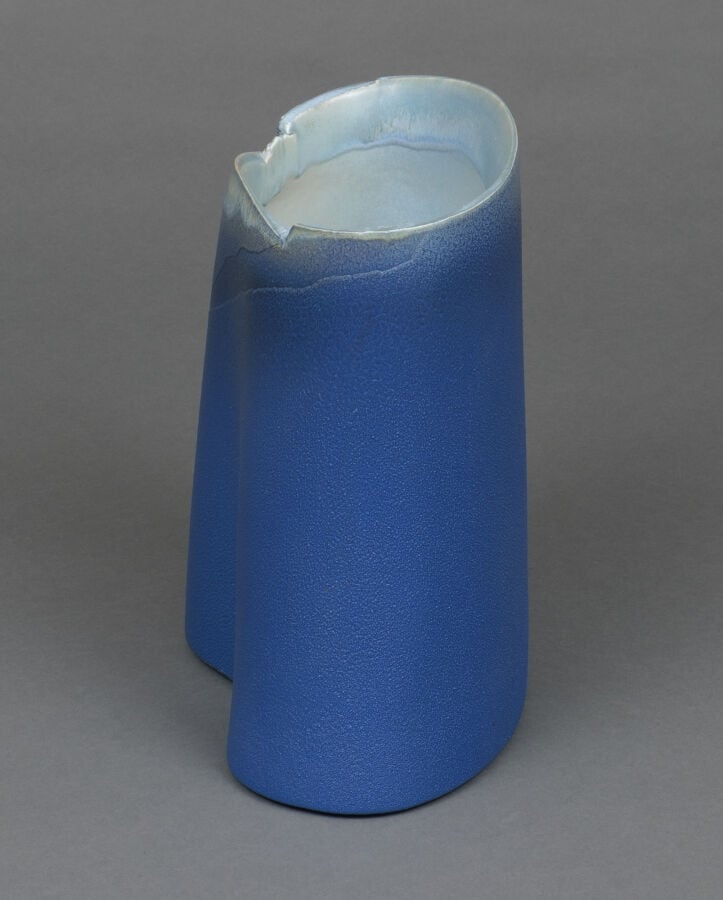JAPON- XXème siècle - Large vase en céramique de forme irrégulière , à décor gr…