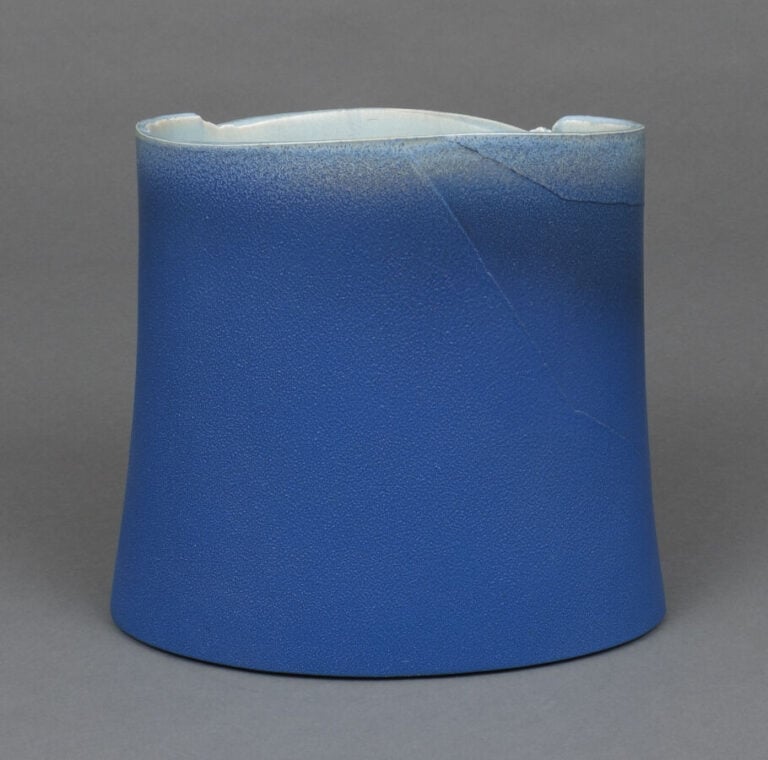 JAPON- XXème siècle - Large vase en céramique de forme irrégulière , à décor gr…