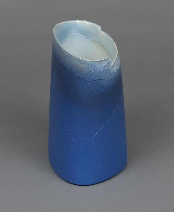 JAPON- XXème siècle - Large vase en céramique de forme irrégulière , à décor gr…